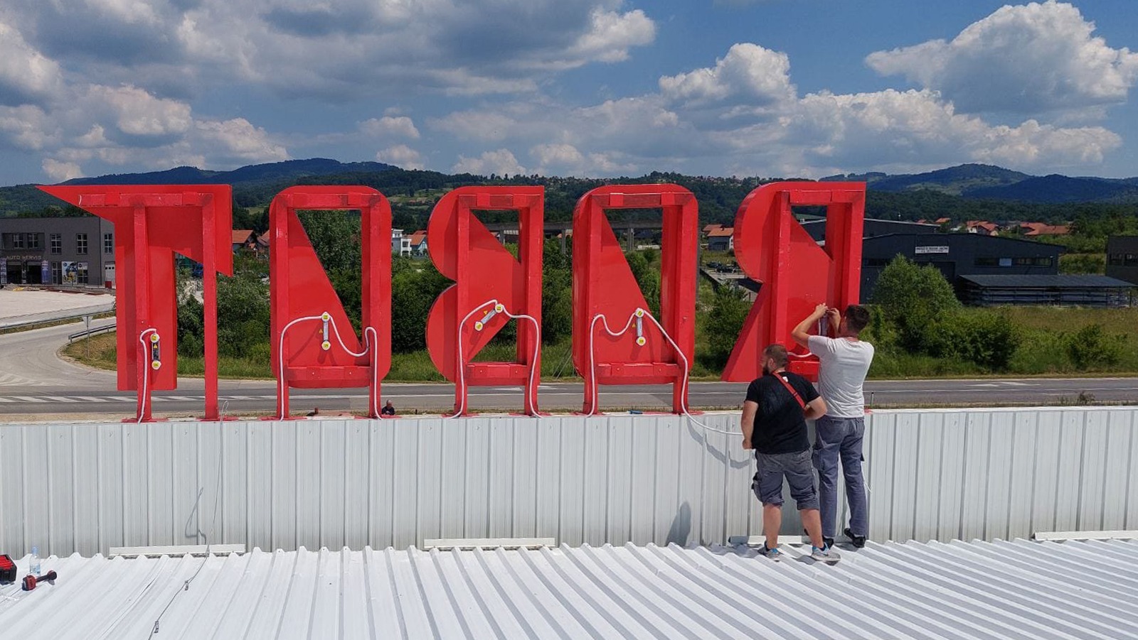 Izrada i montaža reklame i pratećih elemenata ”Robot” – Neon – Heart